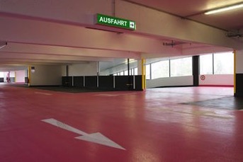 Bild des Garageninneren mit den Parkplätzen. 